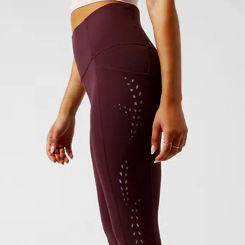 NWT Athleta Spiced Cabernet Salutation Stash Laser Cut 7/8 Tight in X-Small